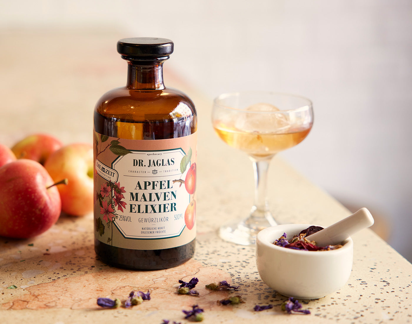 Dr Jaglas Apfel Malven Elixier - angerichtet im Glas auf Eis