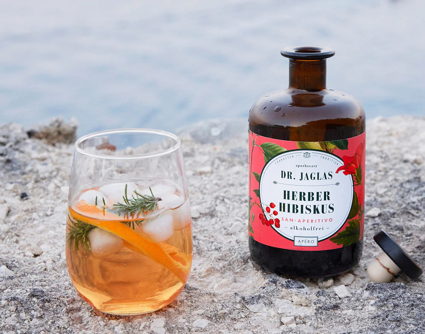 Dr. Jaglas alkoholfreier Aperol: der Herber Hibiskus als Hibiskus Fizz serviert