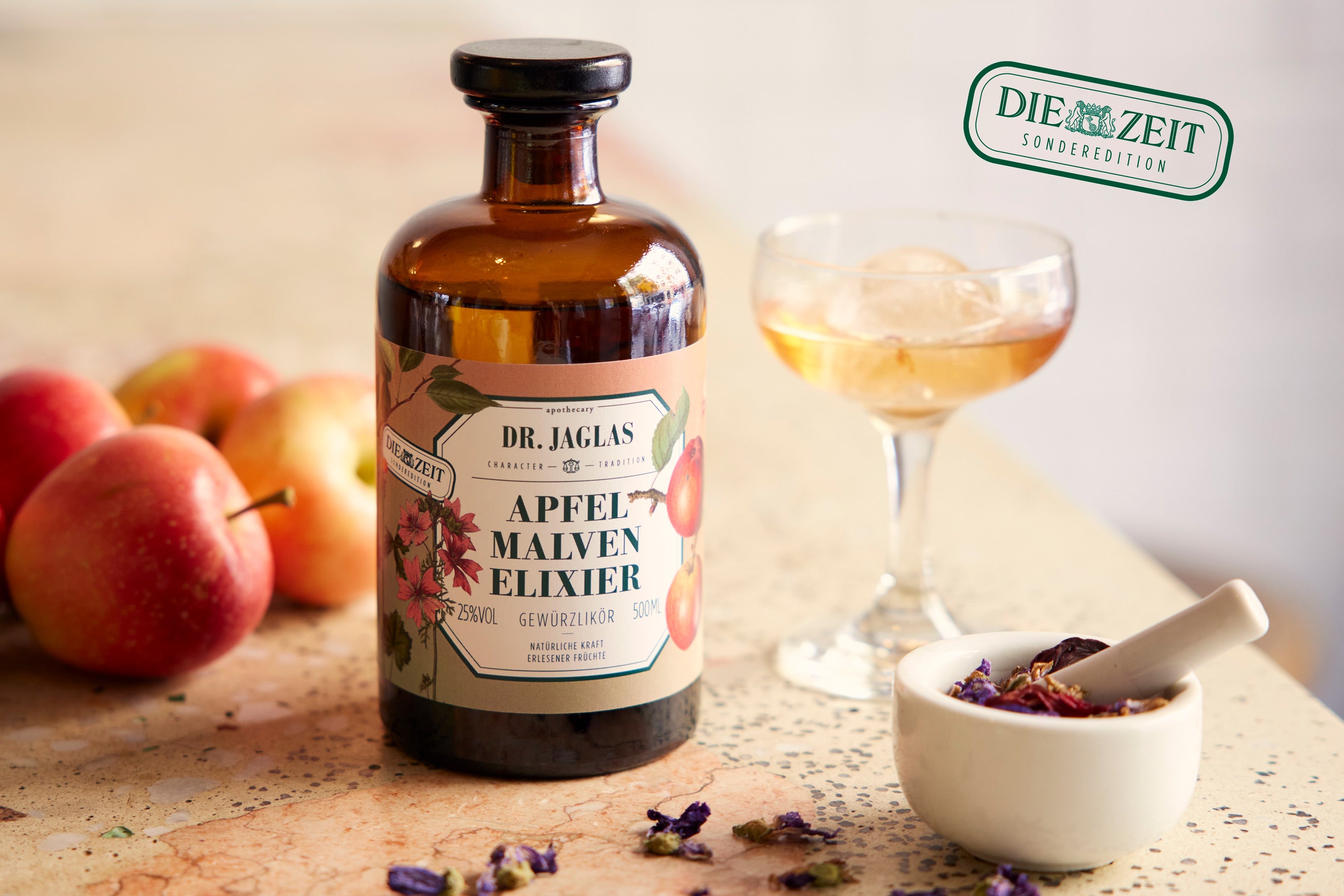 Dr Jaglas Apfel Malven Elixier - angerichtet im Glas auf Eis