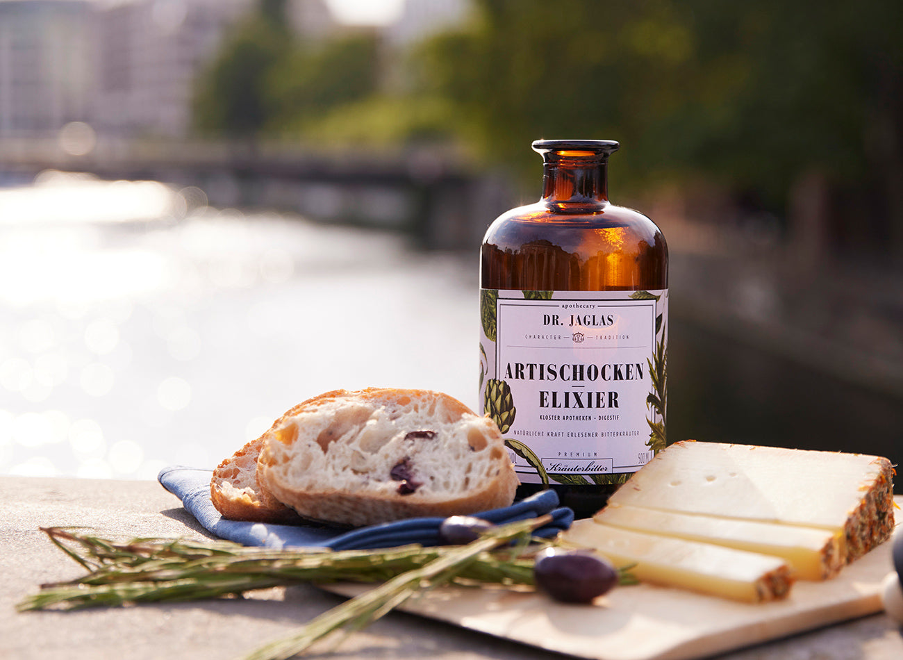 Dr Jaglas Artischocken Elixier- angerichtet mit Käse und Brot