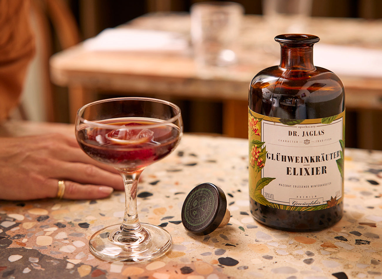 Dr Jaglas Glühweinkräuter Elixier - angerichtet im Glas