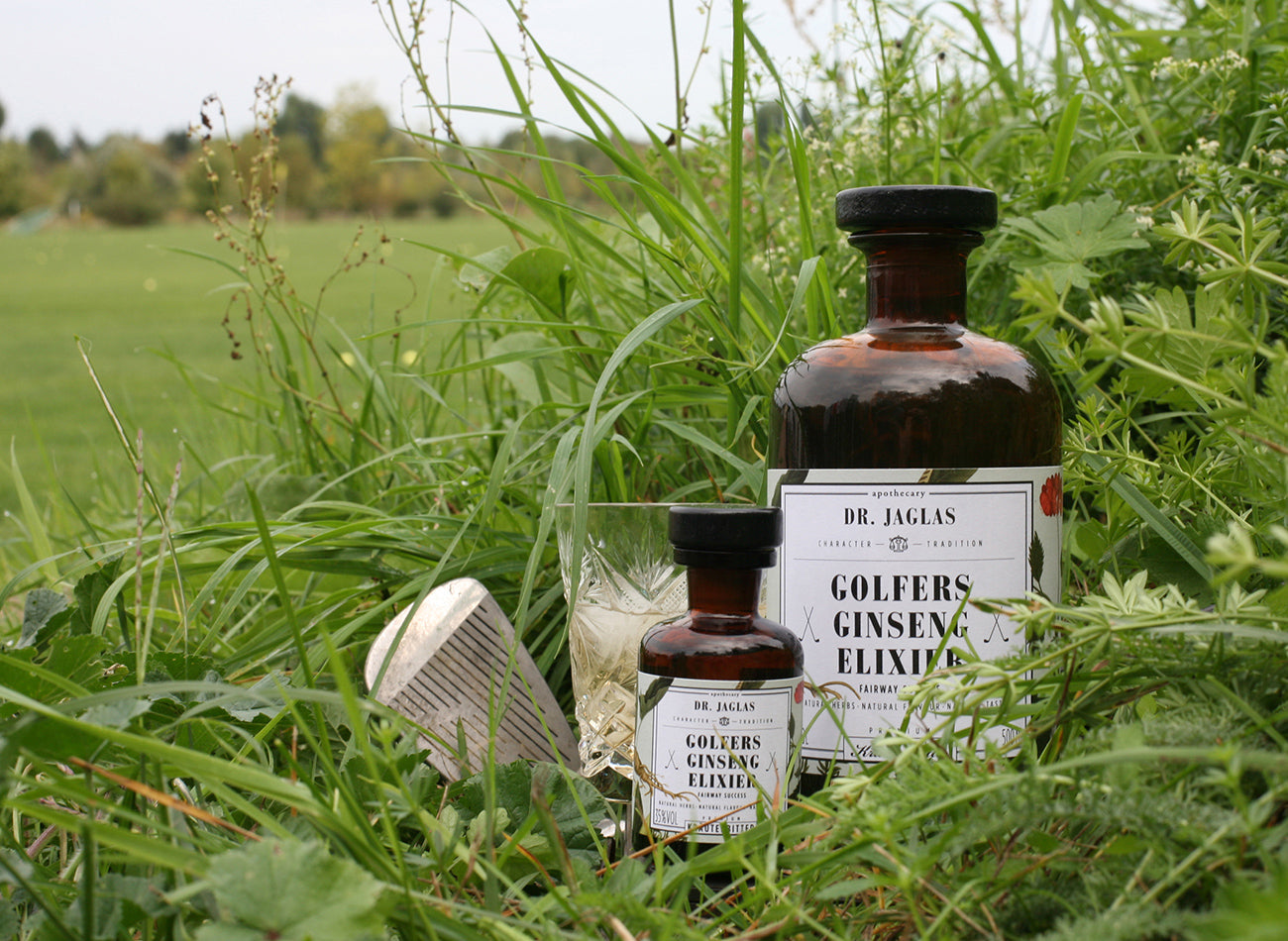 Dr Jaglas Golfers Ginseng Elixier platziert am Rande des Golfplatzes