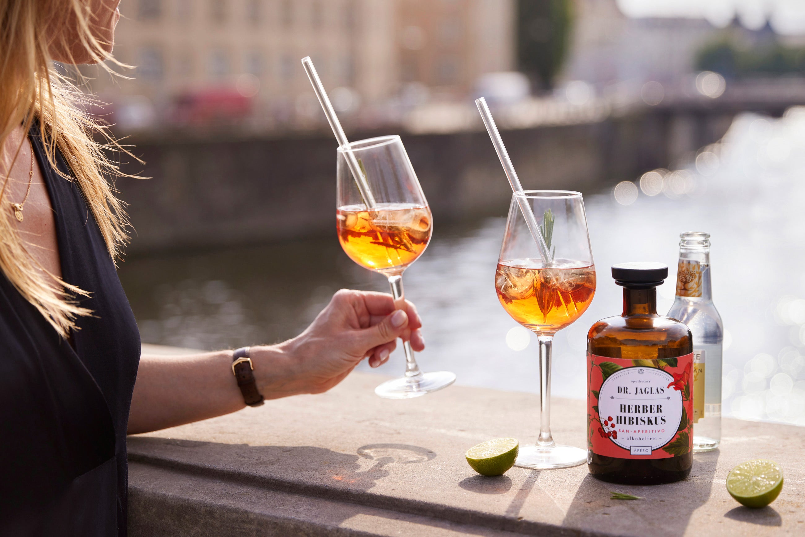 Dr Jaglas Herber Hibiskus draußen am Wasser genießen 