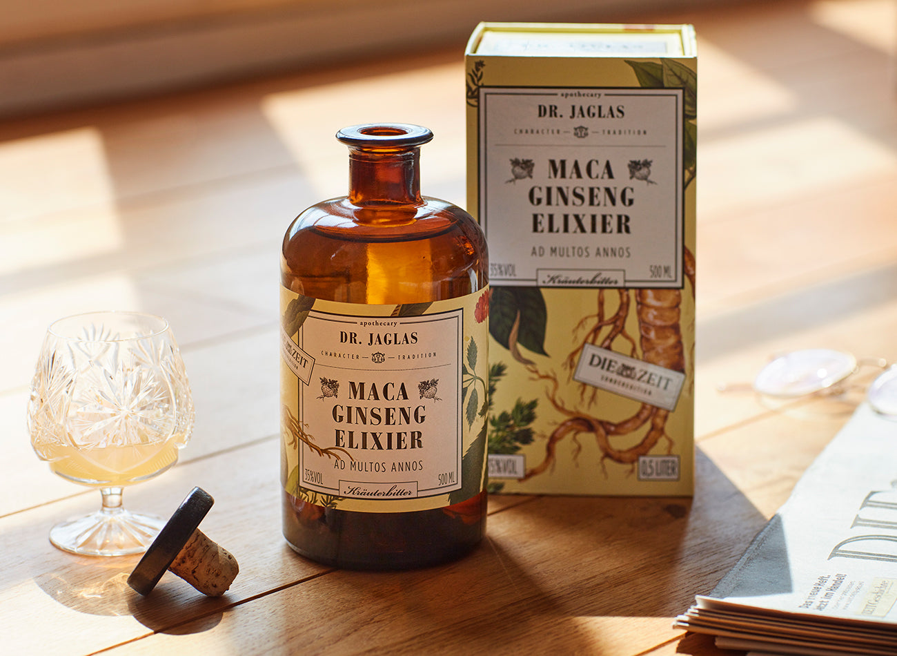 Dr Jaglas Maca Ginseng Elixier mit Geschenkbox und angerichtet im Glas