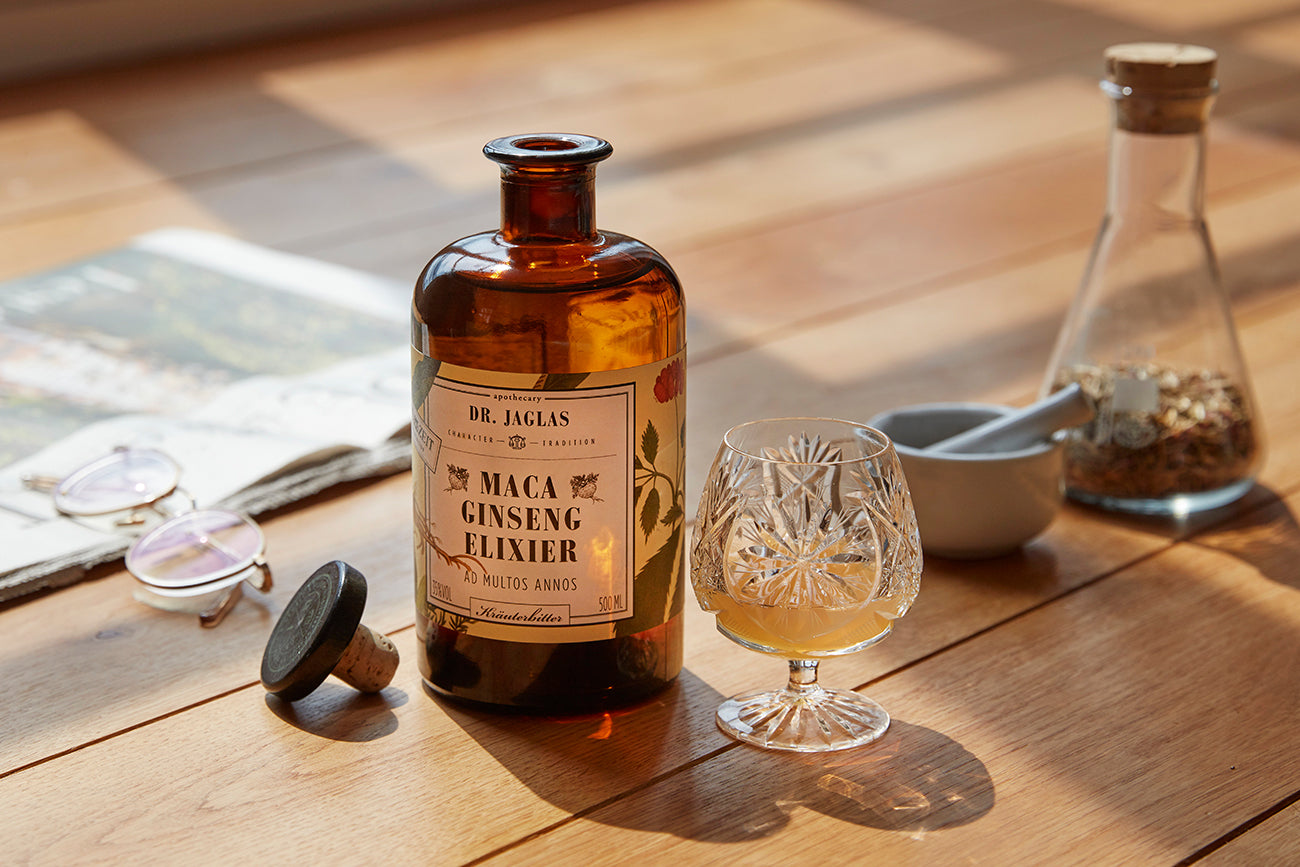 Dr Jaglas Maca Ginseng Elixier - auf dem Tisch angerichtet