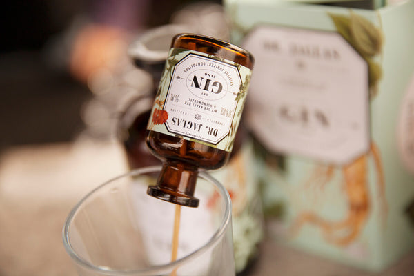 Dry Ginseng Gin auf dem Stiel im Glas