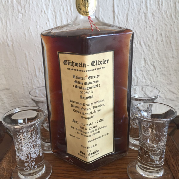 Glühweinkräuterelixier in alter Flasche