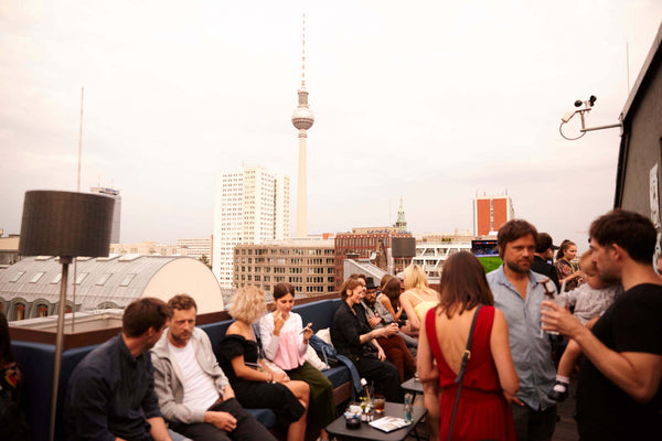 Navy-Gin auf der Dachterrasse des Hotels Amano Zoe in Berlin