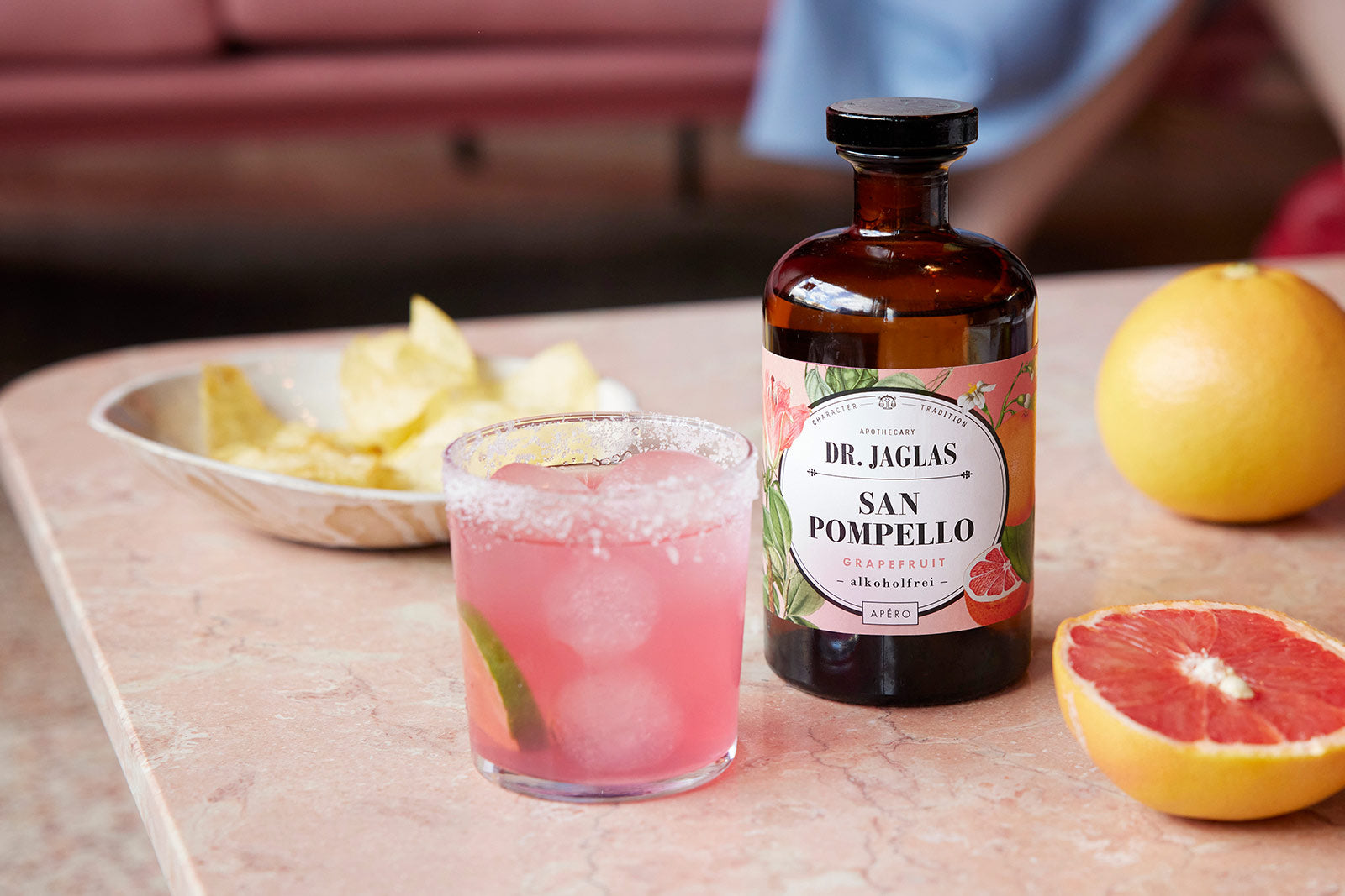 Ein Bündel von 3x San Pompello von dr-jaglas, ein erfrischendes Grapefruit-Getränk, passt perfekt zu einem rosafarbenen Aperitif-Cocktail und frischen Grapefruits - ideal für Ihr nächstes Sommergetränk oder Paloma-Rezept.