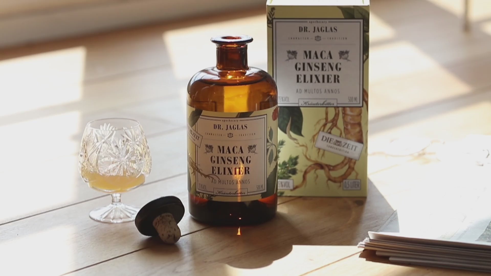 Dr Jaglas Maca Ginseng Elixier angerichtet im Glas und mit Geschenkbox