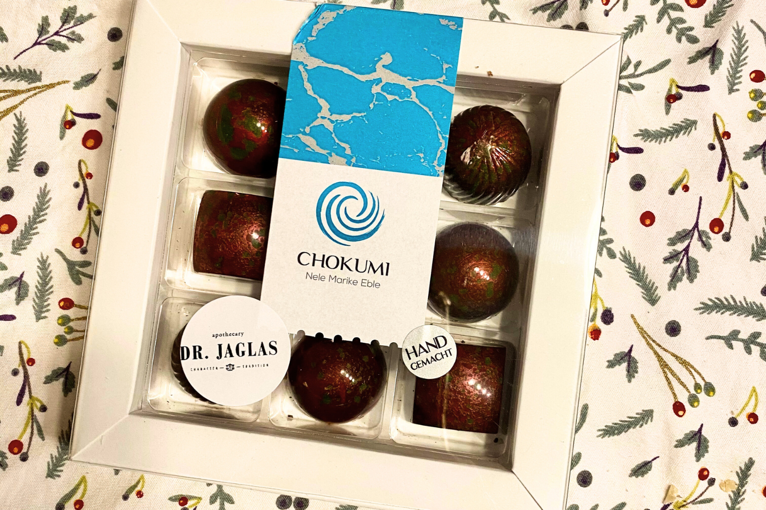 Chokumi-Pralinen in weihnachtlicher Verpackung