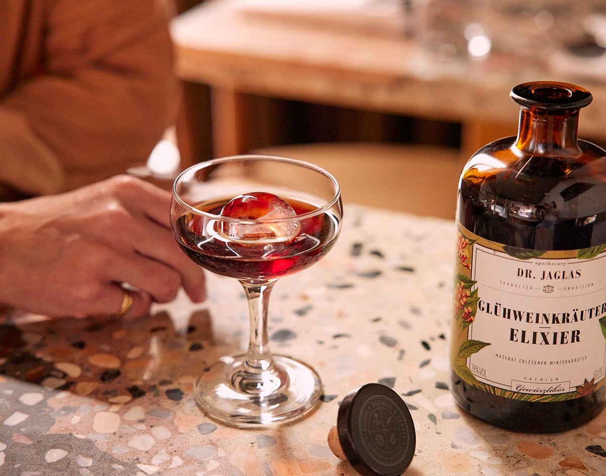 Dr Jaglas Glühweinkräuter Elixier serviert als Christmas Spritz