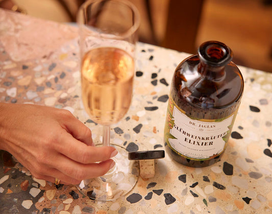 Dr Jaglas Glühweinkräuter Elixier serviert als Christmas Royal